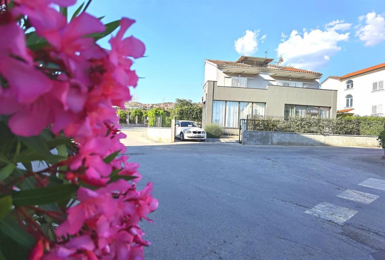 Apartments Ella Шибеник Экстерьер фото
