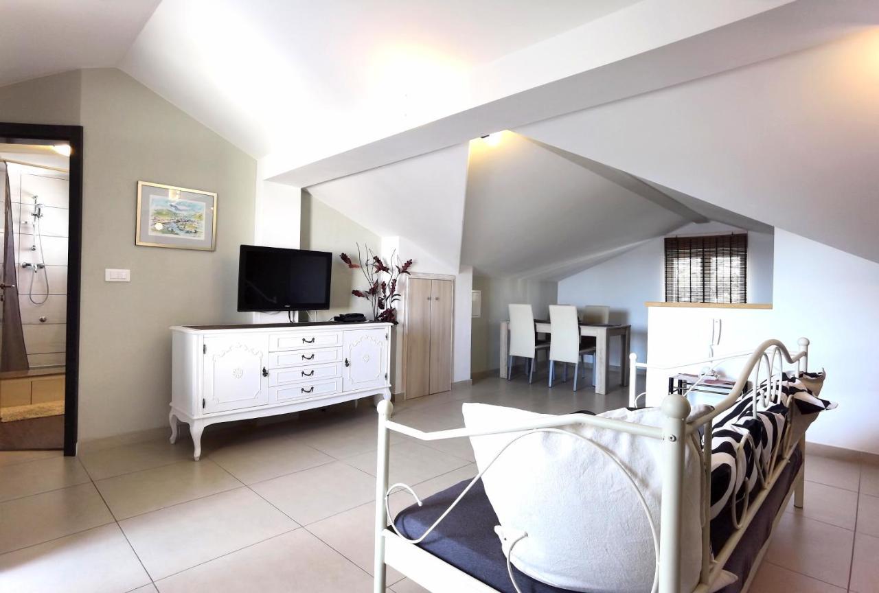Apartments Ella Шибеник Экстерьер фото